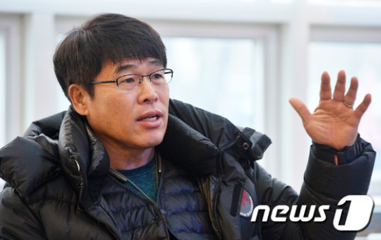 HLV Lee Heung-Sil muốn mang về một trung vệ ngoại binh. Ảnh: News1.