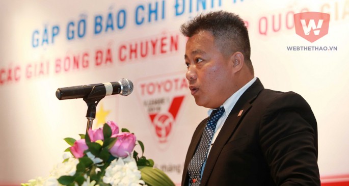 Trưởng BTC giải Nguyễn Minh Ngọc bị HLV Vũ Quang Bảo réo lên gọi xuống sân. Ảnh: Hải Đăng.