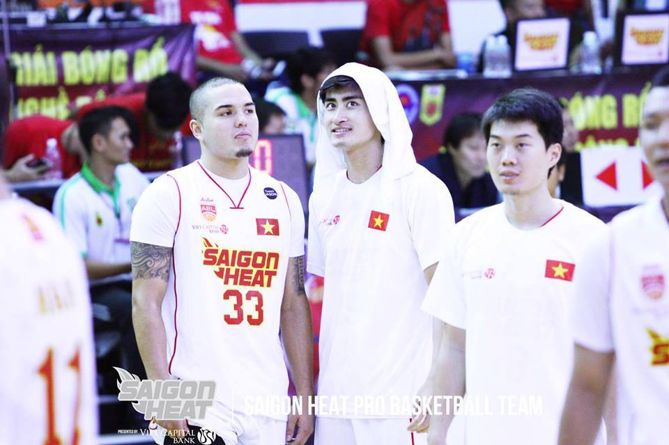 Ryan Le (giữa) cùng Viet Arnold khi còn chung màu áo tại ABL 2014. Ảnh: Saigon Heat.