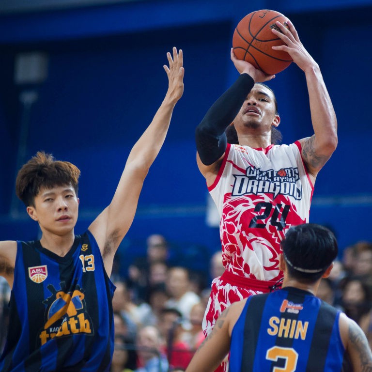 Joshua Munzon (áo trắng) của Malaysia Dragons đang mong Saigon Heat không thắng. Ảnh: ABL