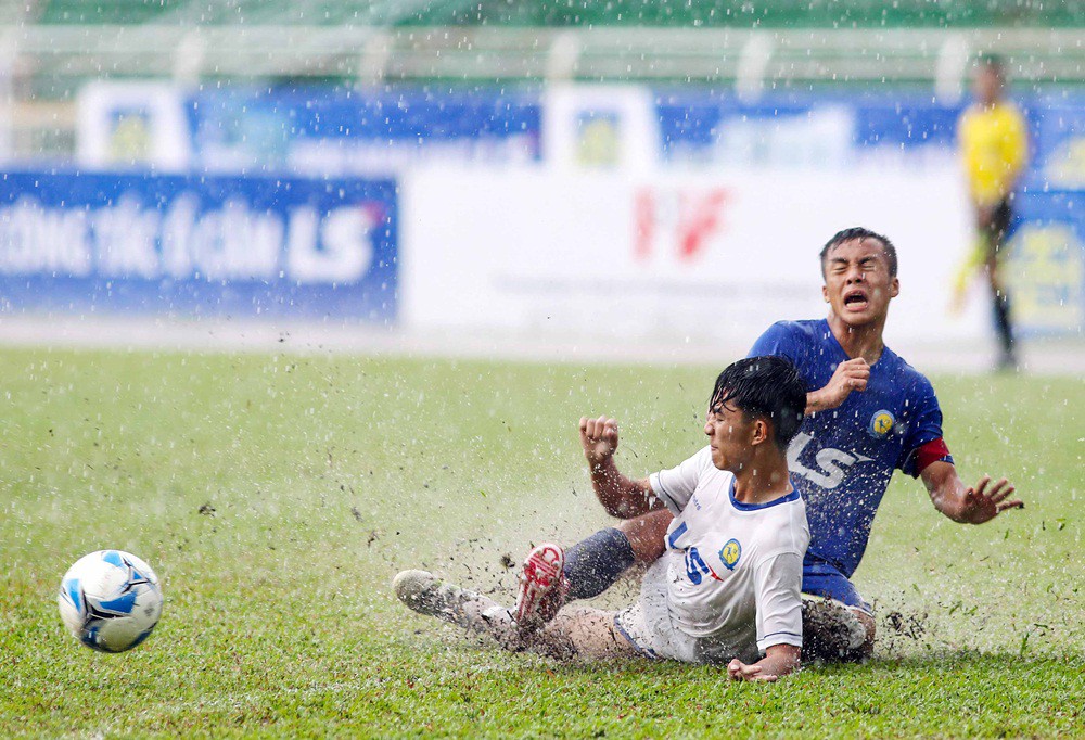 U17 PVF (áo xanh) quật ngã U17 HAGL (áo trắng) trong ngày khai mạc U17 Quốc gia 2017.