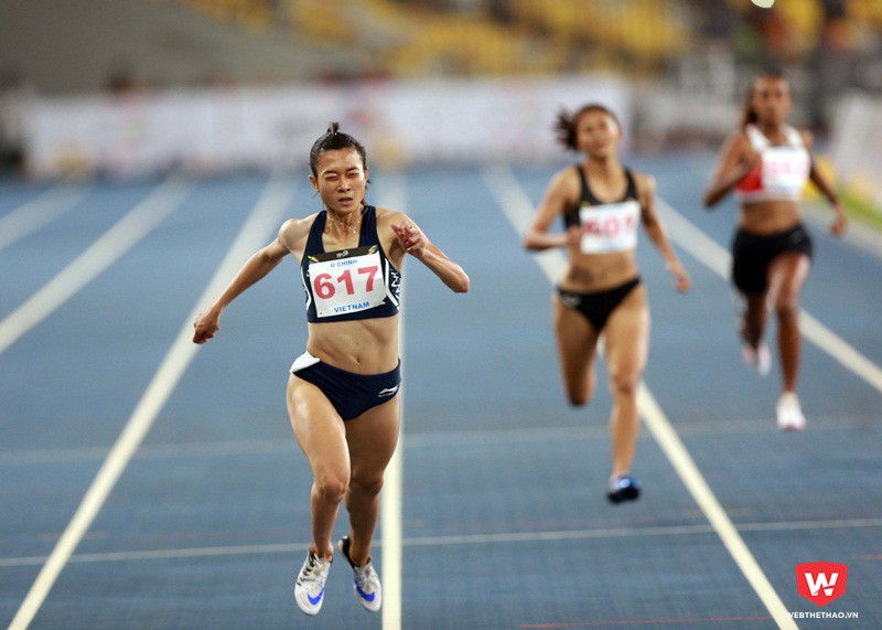 Tú Chinh cán đích đầu tiên ở nội dung 200m nữ sau khi đã có HCV 100m. Bị cận 3,5 độ giúp Chinh bớt đi áp lực từ không gian xung quanh mình. Ảnh: Hải Đăng.