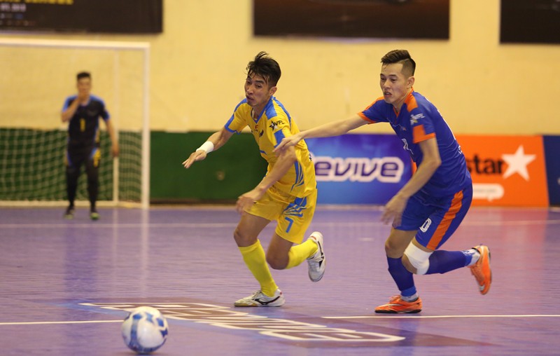 Quả bóng vàng Futsal 2017 Phùng Trọng Luân (áo vàng) trong màu áo HCMC Wings. Ảnh: VFL.