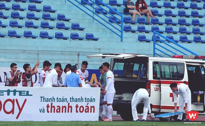 Tiền vệ Dương Thanh Hào nhanh chóng được đưa lên xe cấp cứu. Ảnh: Hải Đăng.