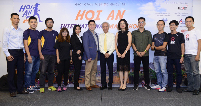 Ban tổ chức chụp ảnh cùng các runner Việt Nam. Ảnh: BTC.