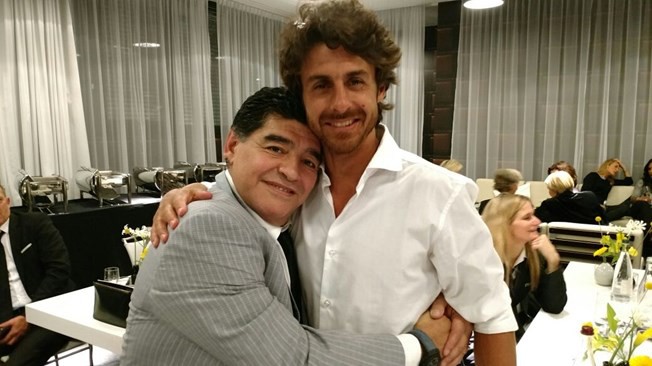 Huyền thoại Maradona (trái) và truyền nhân Pablo Aimar đã có mặt tại Hàn Quốc. Ảnh: FIFA.