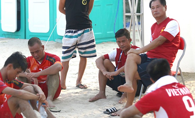 Nỗi buồn thất trận của ĐT bóng đá bãi biển Việt Nam tại ABG5 ở Đà Nẵng 2016. Ảnh: Trần Khánh.