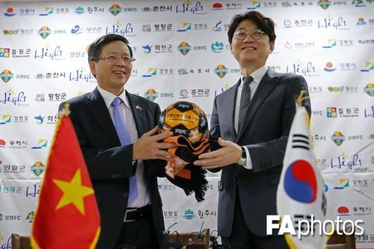 Đại sứ Phạm Hữu Chí và CEO Cho Tae-Ryong. Ảnh: FAPhoto.
