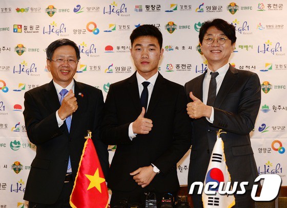 Đại sứ Việt Nam tại Hàn Quốc (trái) và Xuân Trường (giữa) cùng giám đốc tài chính của Gangwon. Ảnh: NEW1.