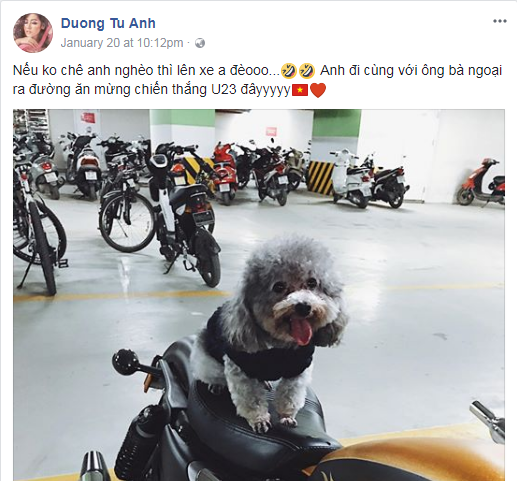 Tú Anh ''gato'' với chú cún cưng được ra đường ''đi bão'' sau chiến thắng của U23 Việt Nam. Ảnh: FBNV.