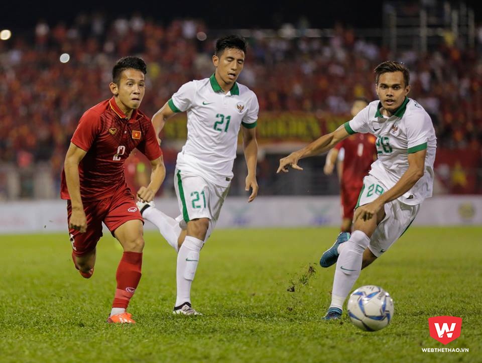 Cầu thủ Indonesia vất vả trước các pha tấn công của U2 Việt Nam. Ảnh: Nguyễn Tú.