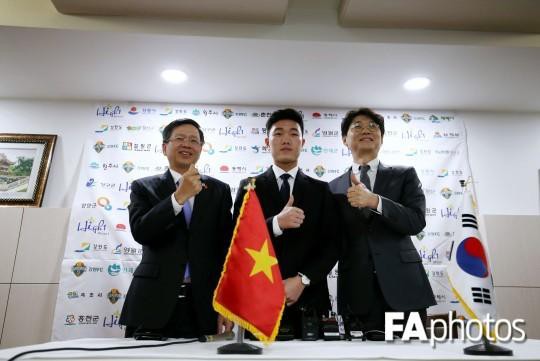 Lễ ra mắt Gangwon FC của Xuân Trường diễn ra tại Đại sứ quán Việt Nam tại Hàn Quốc là điều rất lạ. Ảnh: FAPhoto.