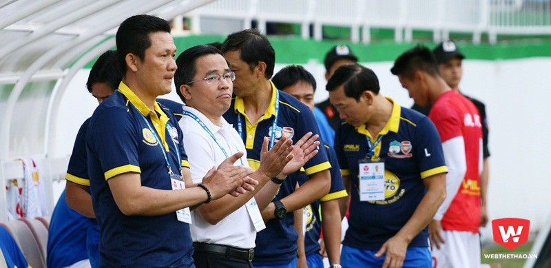 HLV Nguyễn Quốc Tuấn (ngoài cùng, trái) nhận được sự tin tưởng từ phía lãnh đạo CLB HAGL. Ảnh: Quang Thịnh.