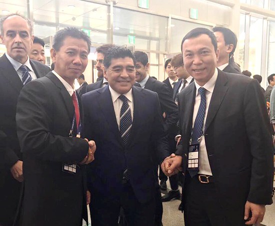 HLV Hoàng Anh Tuấn (trái) cùng Phó chủ tịch VFF (phải) gặp gỡ Diego Maradona tại Lễ bốc thăm chia bảng...từ đó truyền cảm hứng cho U20 Việt Nam.