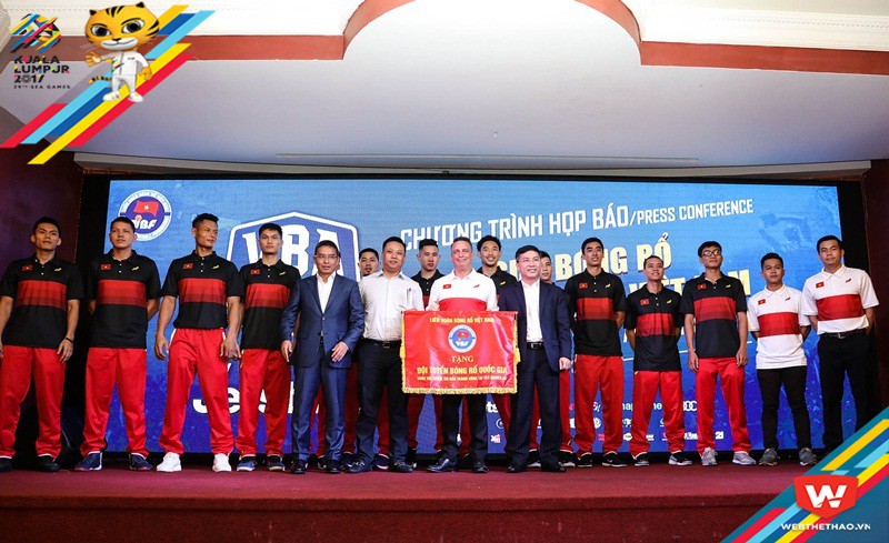 Đội tuyển bóng rổ nam Việt Nam trước ngày lên đường dự SEA Games 29. Ảnh: Quang Thịnh.