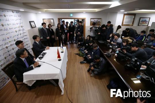 Truyền thông Hàn Quốc rất quan tâm đến sự kiện của Xuân Trường chuyển đến Gangwon FC. Ảnh: FAPhoto.