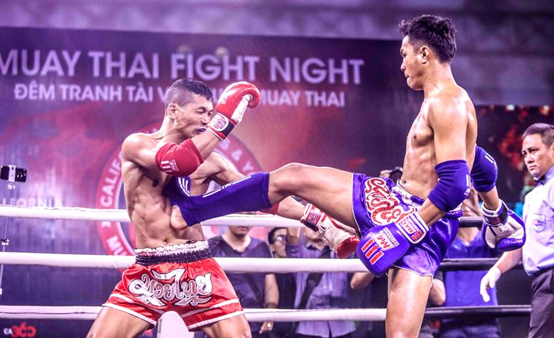 Cú ra chân mạnh mẽ tại giải Muya Thai Fight Night lần đầu tiên được tổ chức tại Việt Nam.