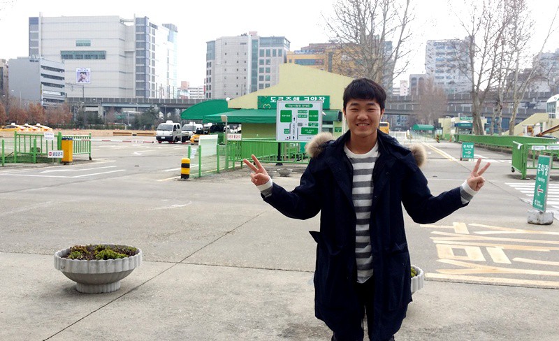 Xuân Trường hớn hở sau khi thi đậu bằng lái xe tại Hàn Quốc. Ảnh: AIM.