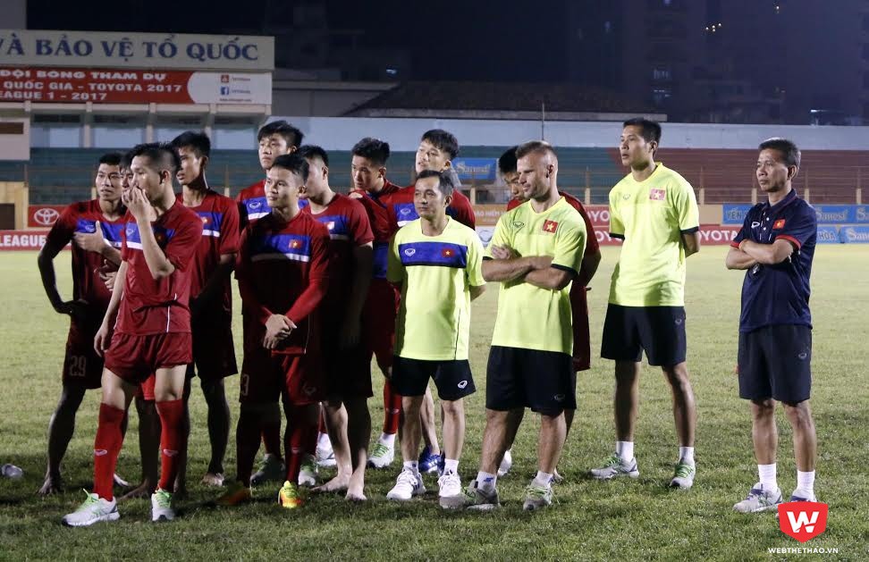 Thầy trò ông Hoàng Anh Tuấn đứng chờ nhà tài trợ bóc tem hàng hóa xếp lên bàn trong bối cảnh khá mệt mỏi. Ảnh: Anh Khoa.