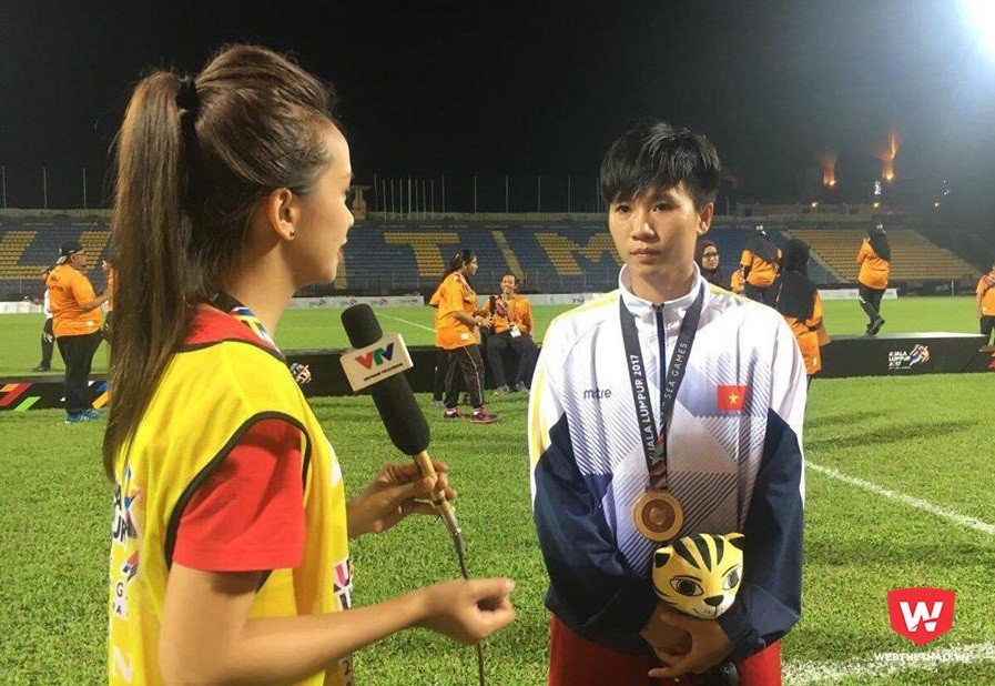 Tuyết Dung trả lời phỏng vấn sau chiếc HCV SEA Games cùng tuyển nữ Việt Nam. Ảnh: Văn Nhân.