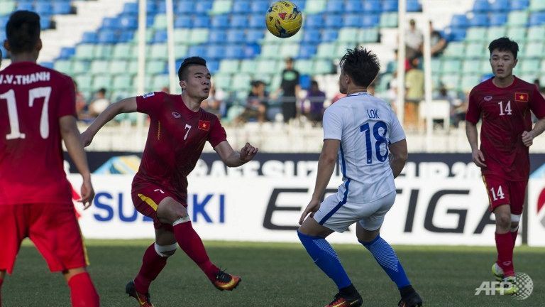 Darren Lok (số 18) trong trận gặp Việt Nam (áo đỏ) tại AFF Cup 2016. Ảnh: AFP