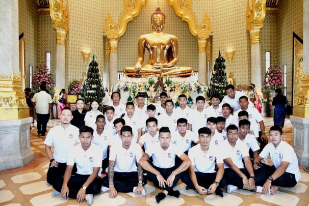 Cả đội U22 Thái Lan đi chùa cầu may trước khi lên đường bảo vệ tấm huy chương vàng SEA Games môn bóng đá nam.