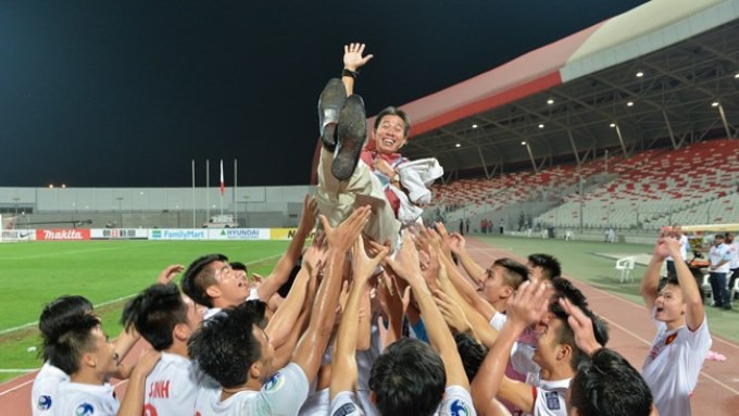 HLV Hoàng Anh Tuấn và các học trò U.19 Việt Nam trở thành ''Đội tuyển của năm'' trong Gala Cúp Chiến Thắng với thành tích giành vé dự VCK U.20 World Cup. Ảnh: AFC.