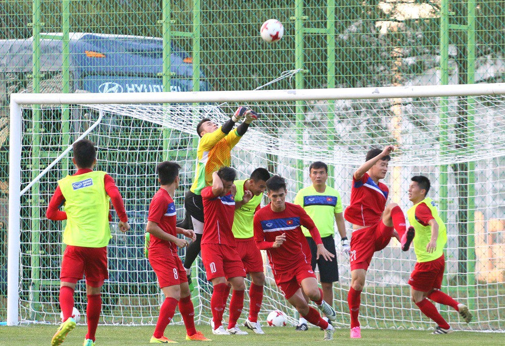 U20 Việt Nam tập chống bổng từ các quả đá phạt góc và triển khai phản công bóng sệt. Ảnh: Quang Thịnh.