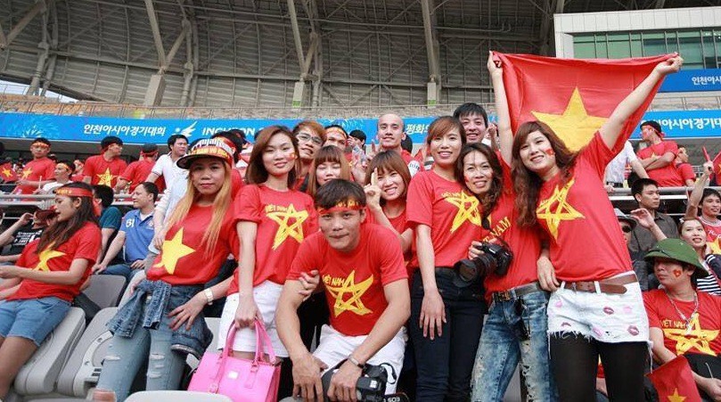 Hình ảnh thường thấy trên các khán đài sân vận động tại Hàn Quốc mỗi khi có tuyển Việt Nam thi đấu. Ảnh: FBNV.