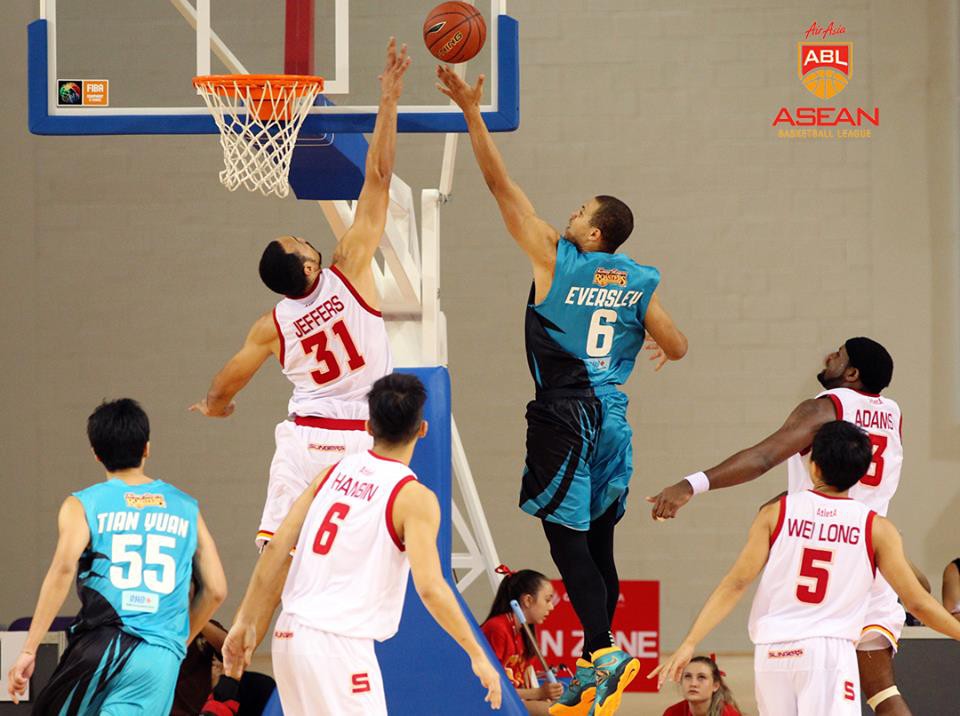 ĐKVĐ Westport Malaysia Dragons (áo xanh) không còn lực lượng như mùa 2015-2016. Ảnh: ABL