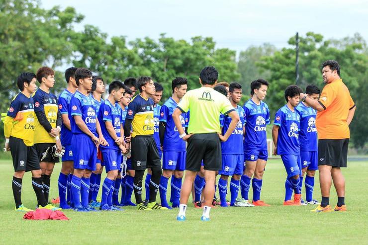 Worrawoot Srimaka (áo cam) lo lắng khi cầm U22 Thái Lan ở bảng đấu khó khăn có mặt Việt Nam Indonesia, Philippines, Timor Leste và Campuchia. Ảnh: SIAM