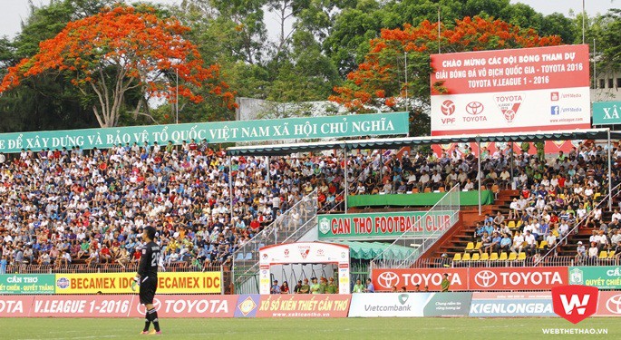 Sân Cần Thơ một thời đầy ắp khán giả ở đầu mùa giải 2016. Ảnh: Quang Thịnh.