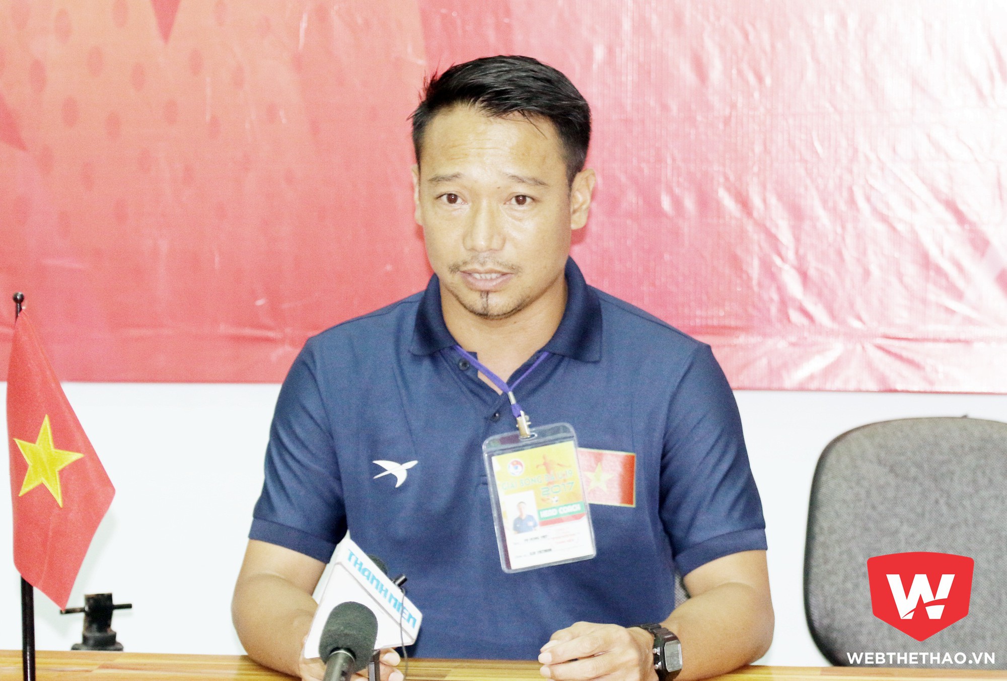 HLV Vũ Hồng Việt dành niềm tin cho U20 Việt Nam ở trận gặp U20 Pháp sắp tới. Ảnh Văn Nhân