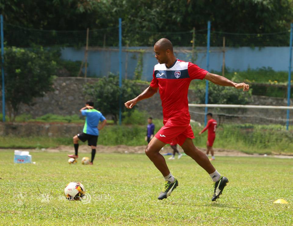 T.Quảng Ninh mới chỉ ký hợp đồng với một trung vệ ngoại. Ảnh Than Quảng Ninh FC