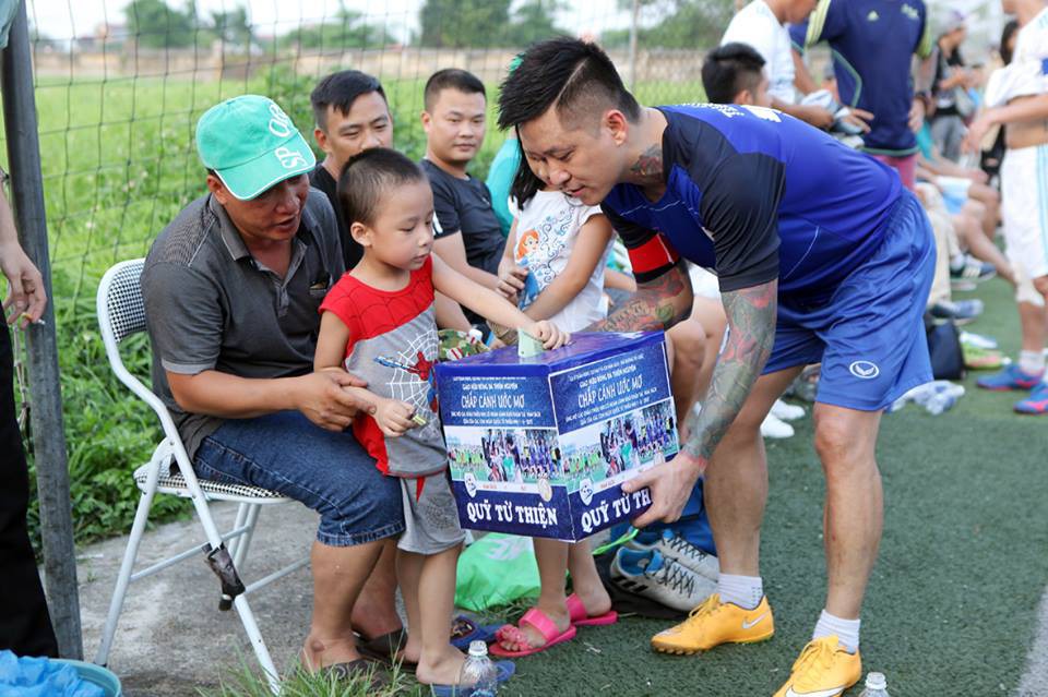 Vẫn như thường lệ, ca sỹ Tuấn Hưng cầm thùng từ thiện đi quanh sân để kêu gọi những tấm lòng của các nhà hảo tâm.