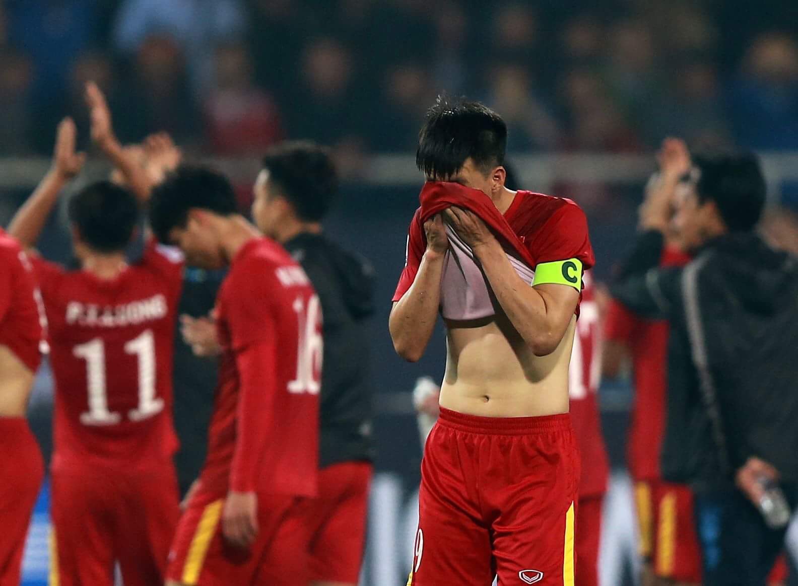 Ngọc Hải đã phải chịu trách nhiệm cho những sai lầm trong trận đấu với Thái Lan khiến ĐT Việt Nam thua. Hãy xem hình ảnh những cầu thủ Việt Nam trải qua những giây phút khóc nghẹn sau trận đấu, bên cạnh Công Vinh và Thành Lương.