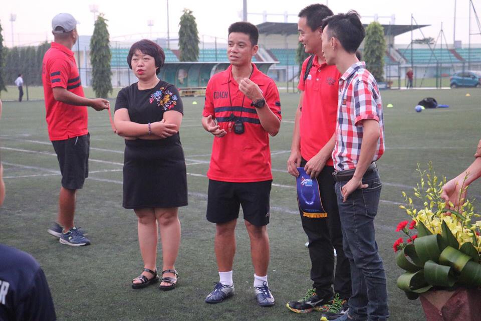 Tổng thư ký Gothia Cup Trung Quốc trao đổi cùng HLV Lưu Danh Minh, một trong 3 người sáng lập Trung tâm HYS.