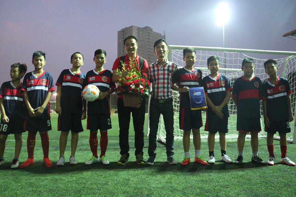 Ông Jeff Wu cảm thấy ấn tượng bởi sự chuyên nghiệp, đón tiếp nhiệt tình của các thành viên Trung tâm bóng đá học đường HYS