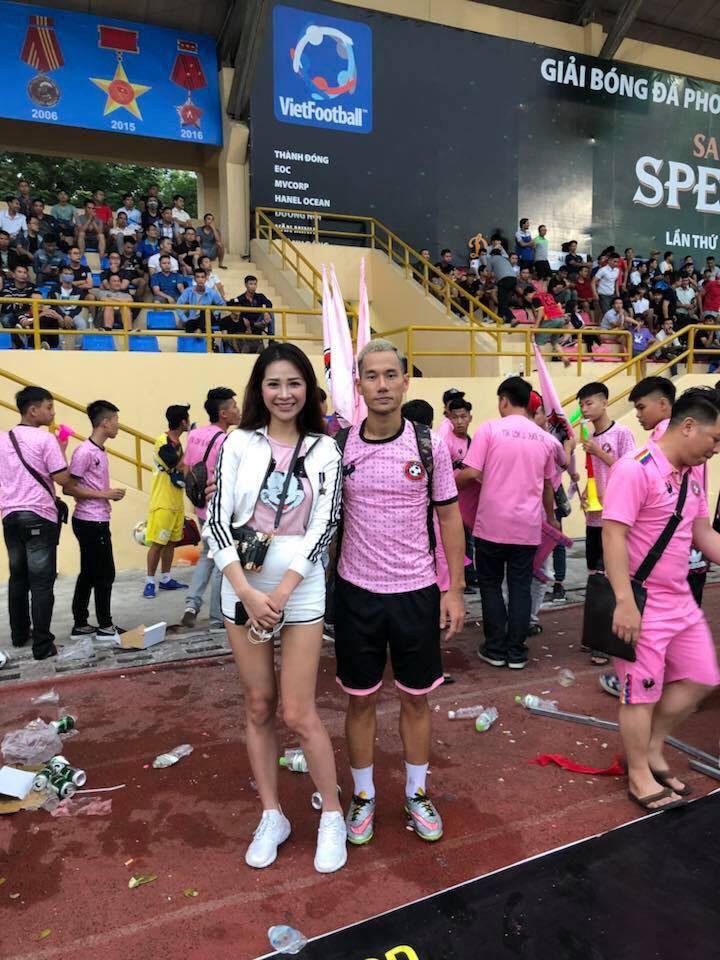 Người mẫu trẻ gốc Hoa đặc biệt hâm mộ tiền đạo Việt Phúc, người đang chơi rất hay trong màu áo của Tin Lớn và Anh Em. Ảnh FBNV 