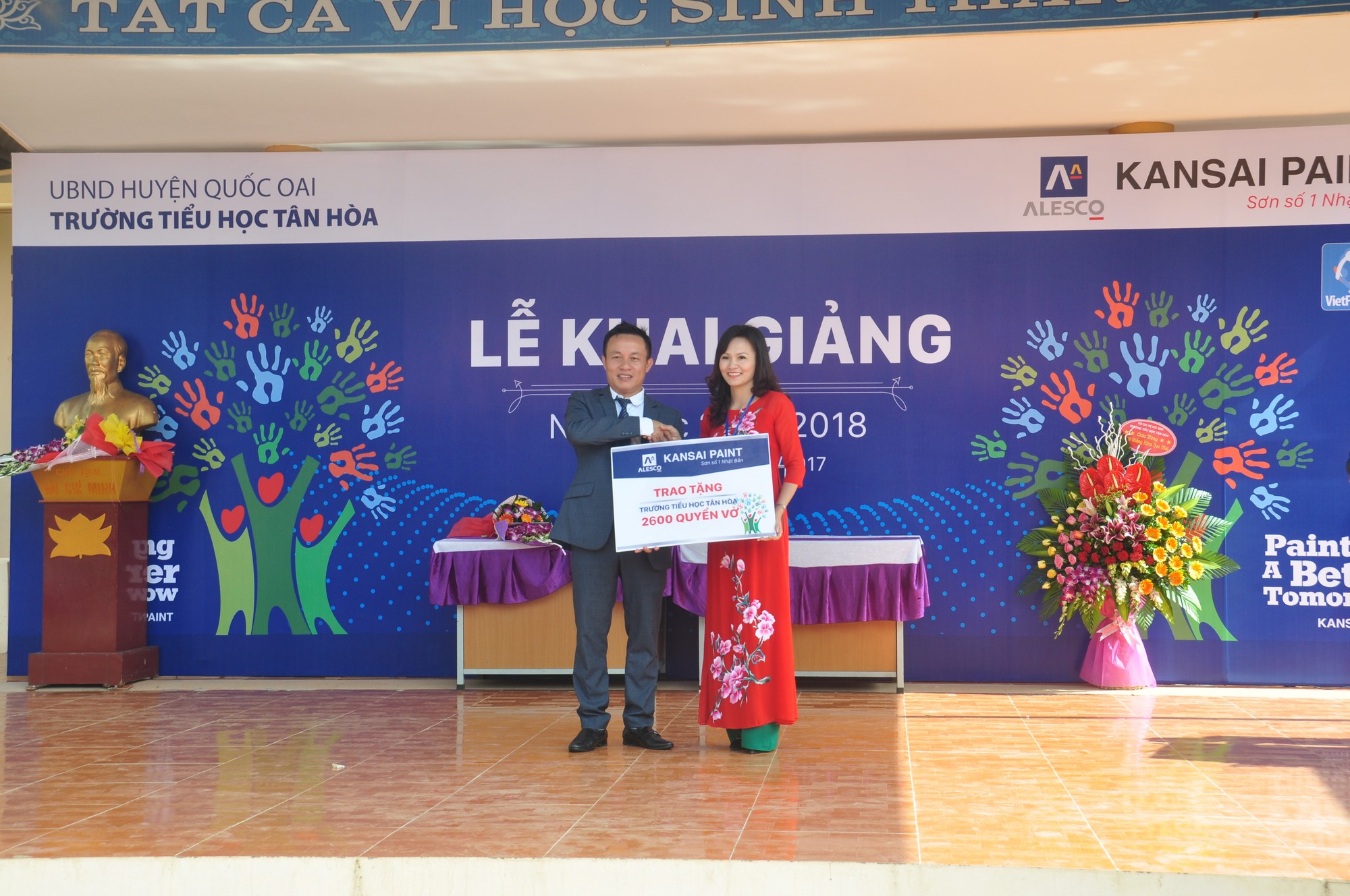Nhà tài trợ sơn Kansai trao tặng món quà 2600 quyển vở cho đại diện của trường THCS Tân Hòa