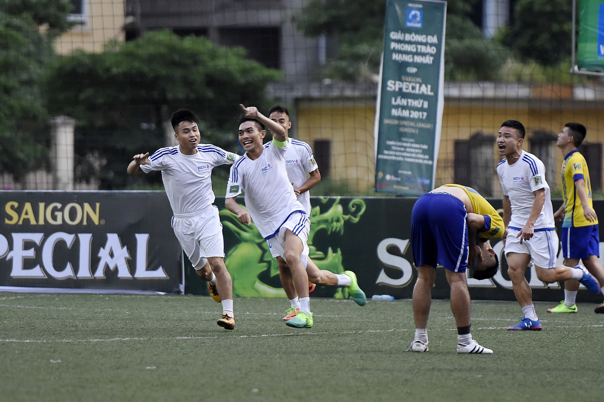Niềm vui của Sáng Persie khi ghi bàn thắng quan trọng mang về 3 điểm quý hơn vàng cho BIDV Quang Trung. Ảnh MH