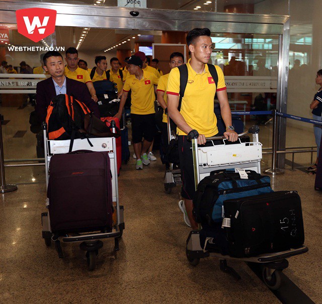 ĐTVN lùi giờ tập vì mang quá nhiều hành lý sang Myanmar