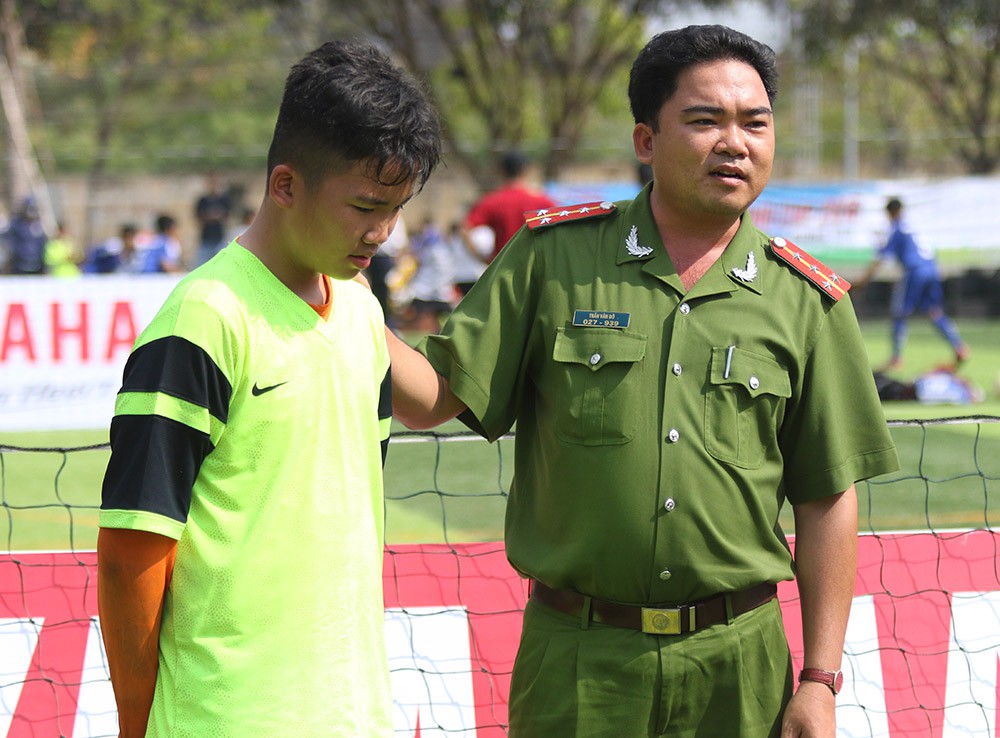 Anh Trần Văn Đỡ động viên con trai sau trận thua.