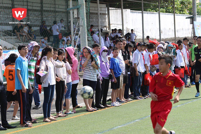 Vòng loại U13 bóng đá học đường thu hút được lực lượng CĐV đông đảo. Ảnh Vũ Anh