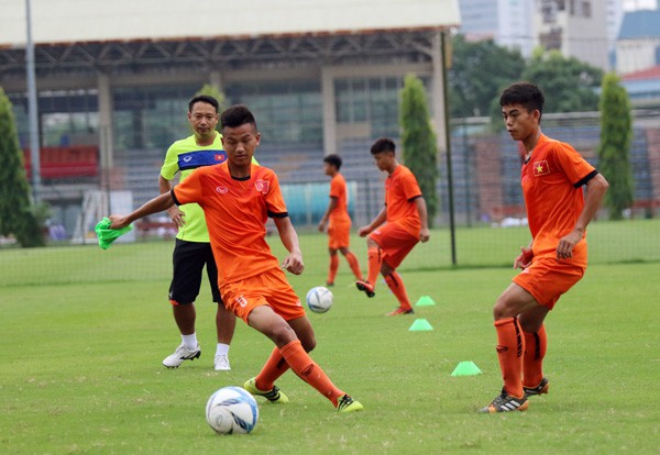 HLV Vũ Hồng Việt có ít thời gian để chuẩn bị cho giải U15 Đông Nam Á. Ảnh VFF