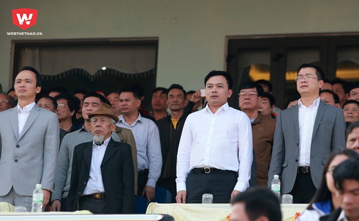 Chủ tịch FLC Thanh Hóa Doãn Văn Phương (áo trắng) yêu cầu HLV Lê Hồng Minh giải trình sự việc. Ảnh Hải Đăng