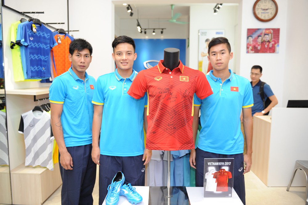 Các thành viên ĐTVN đến thăm cửa hàng Grand Sport tại Hà Nội. Ảnh Hải Đăng