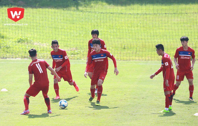 Sau 2 ngày nghỉ, HLV Hữu Thắng chỉ cho các học trò chạy nhẹ thả lỏng quanh sân, chơi bóng ma trong khoảng 1 giờ đồng hồ.
