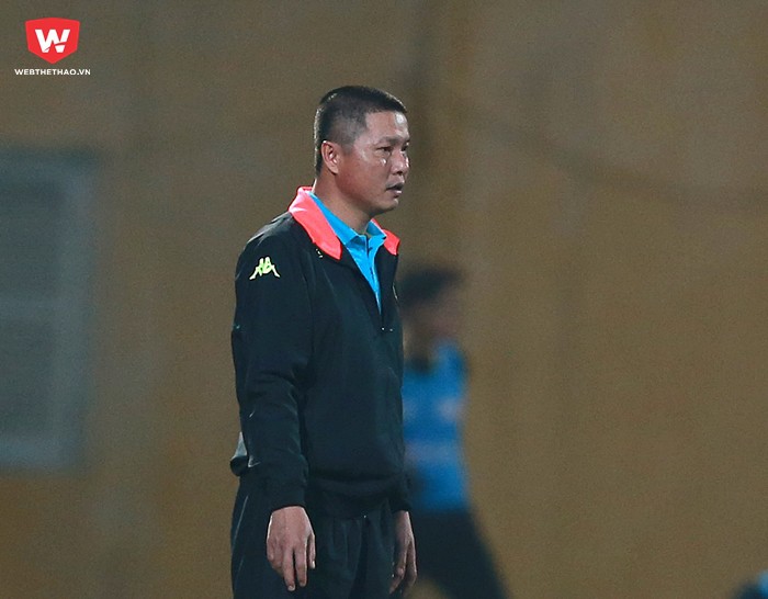 Lên ngôi đầu bảng xếp hạng nhưng HLV Chu Đình Nghiêm vẫn tỏ ra thận trọng nói về mục tiêu trước mắt của Hà Nội FC. Ảnh Hải Đăng