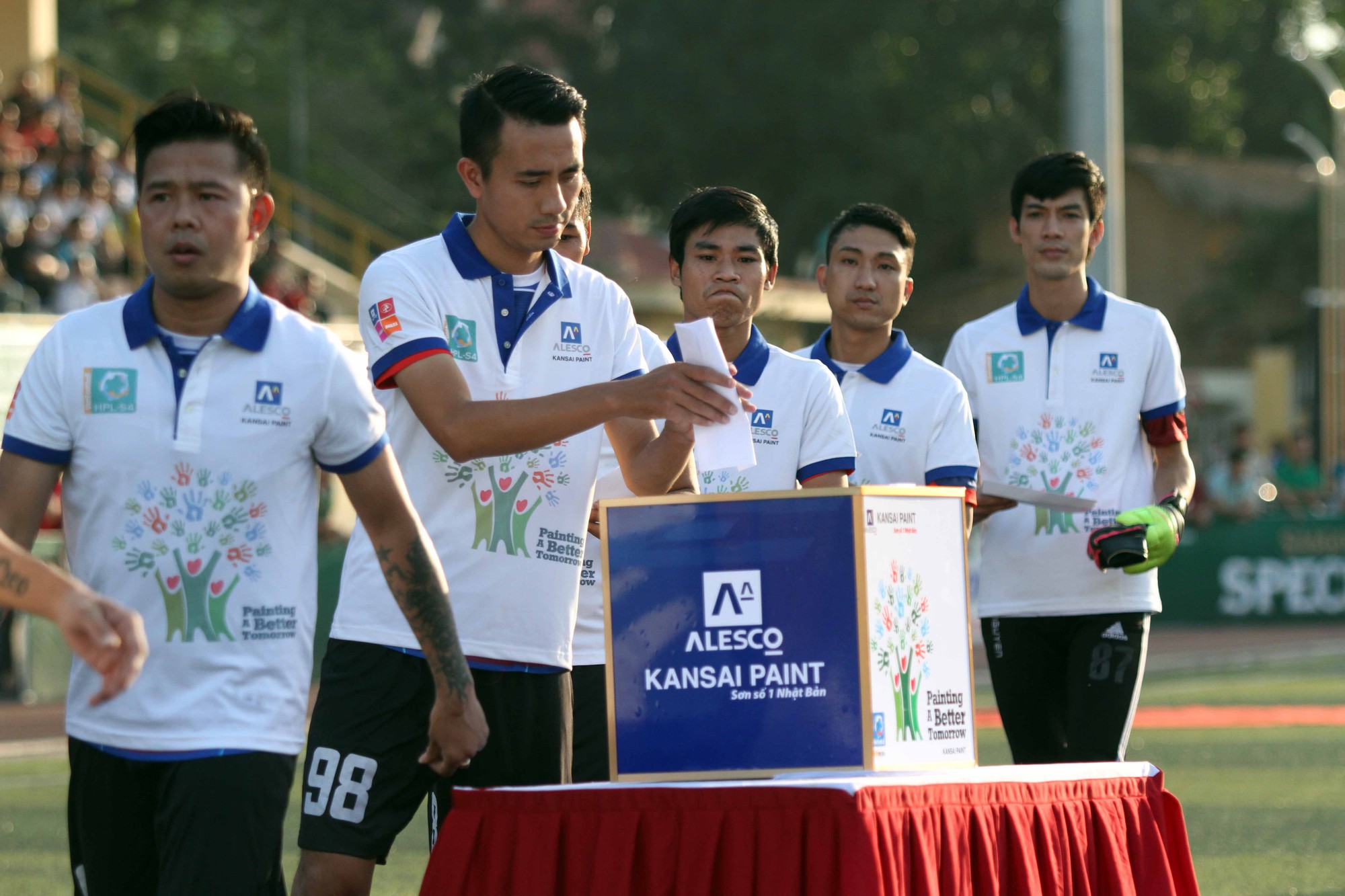 12 đội bóng, các ông bầu, khán giả của Saigon Special Premier Season 4 đã chung tay cùng với sơn Kansai sơn mới trường tiểu học Tân Hòa